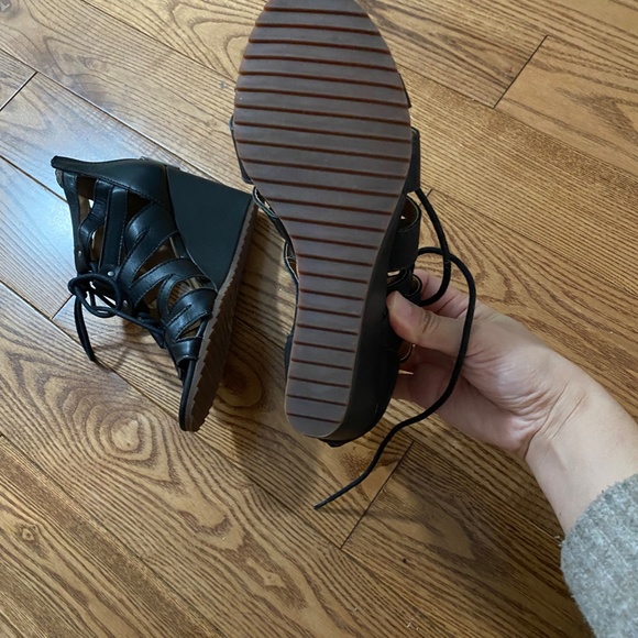 Dolce vita women's black laced wedge sandal - Picture 2 of 5
